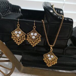 Vintage-Inspired Gold Tone Necklace & Earrings Set